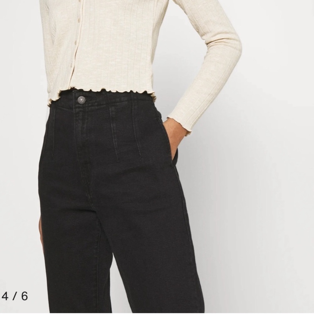 Levi’s Black HighRise Tapered pants